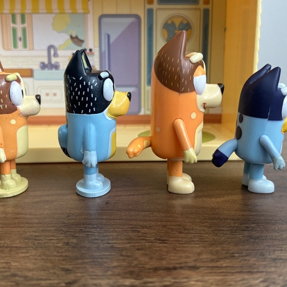 BLUEY Mini HOME Playset Compact House Playset w/ FAMILY 4 FIGURES! Mum Mom Dad - Picture 13 of 15